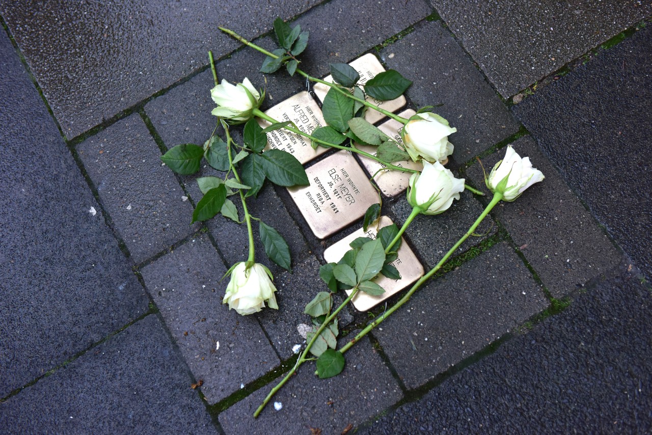 Vor dem Holocaust-Gedenktag am 27. Januar wurden in Mülheim an vielen Stolpersteinen Rosen hinterlegt. Eine bestimmte Rose sollte jedoch viele Menschen empören.