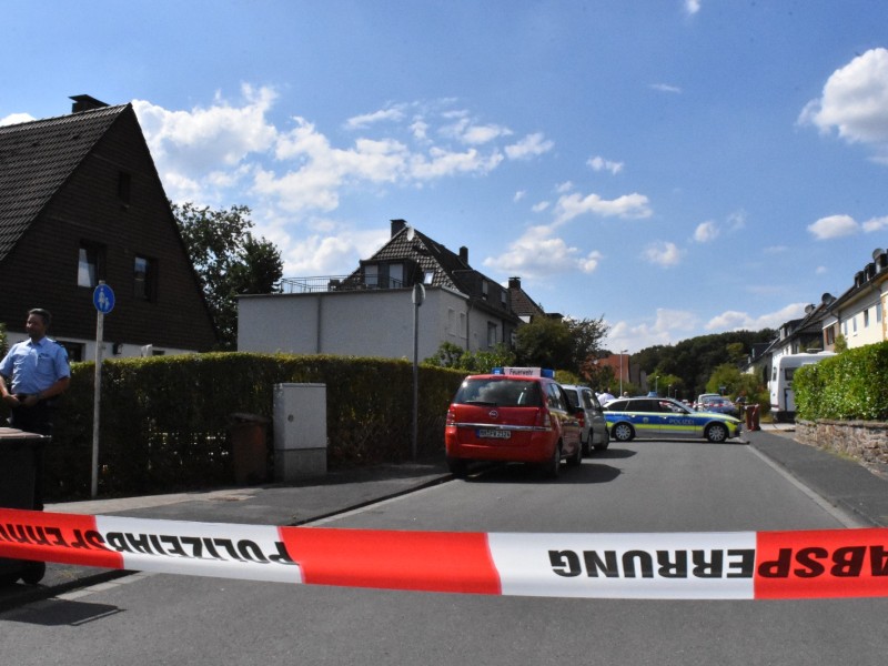 Polizei findet drei Tote in Wohnung am Lindenhof in Mülheim-Saarn.