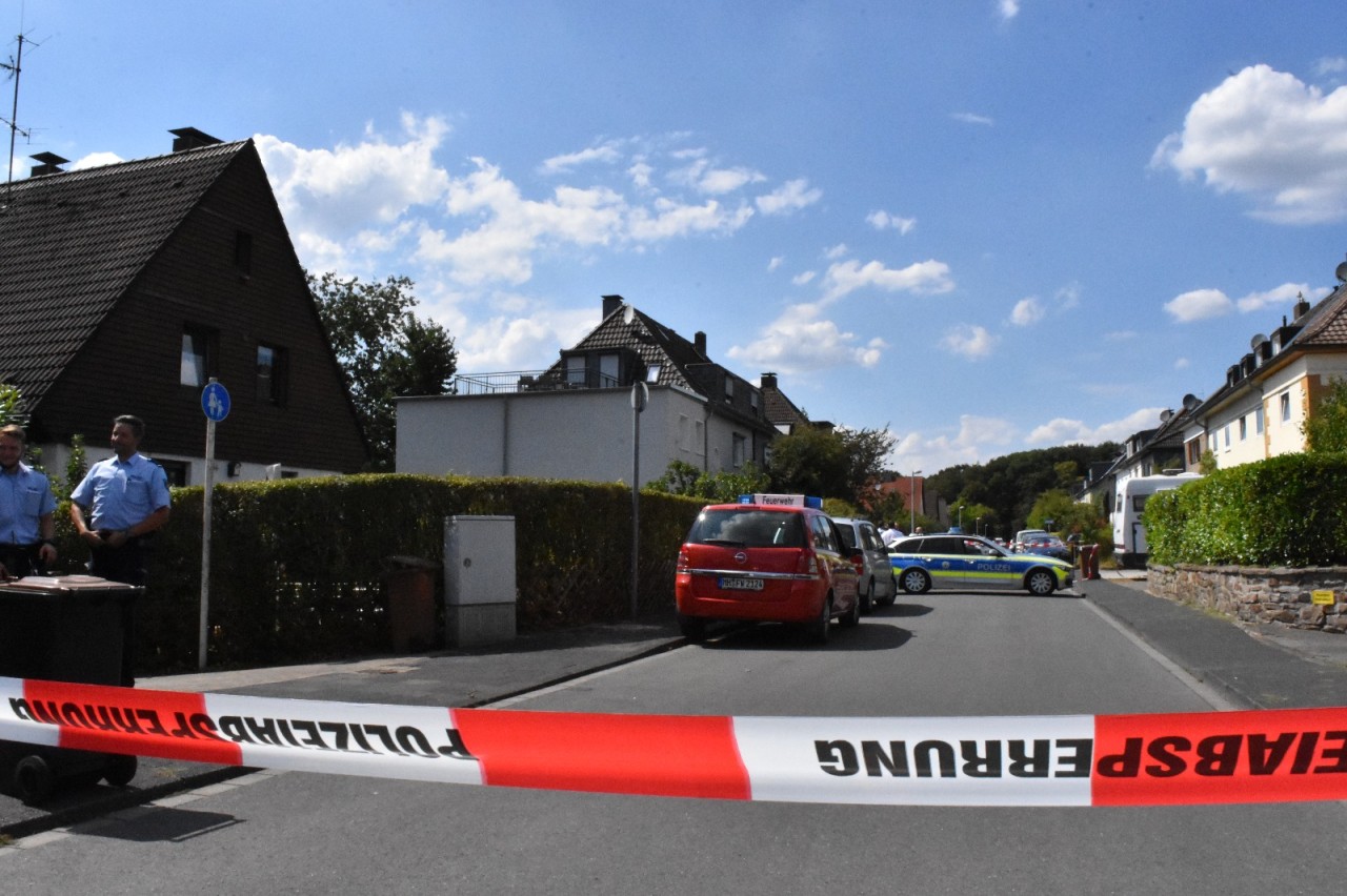 Der Bereich um die Wohnung der drei Toten in Mülheim-Saarn ist weiträumig abgesperrt.