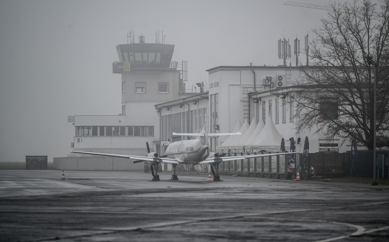Die Zukunft am Flughafen Essen/Mülheim liegt im Nebel.
