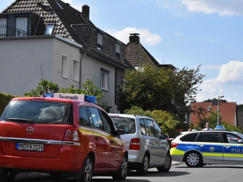 Polizei findet drei Tote in Wohnung am Lindenhof in Mülheim-Saarn.