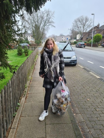 Mülheim: Kim Eileen Lehment nutzt Spaziergänge mit ihrem Hund zum Müllsammeln.