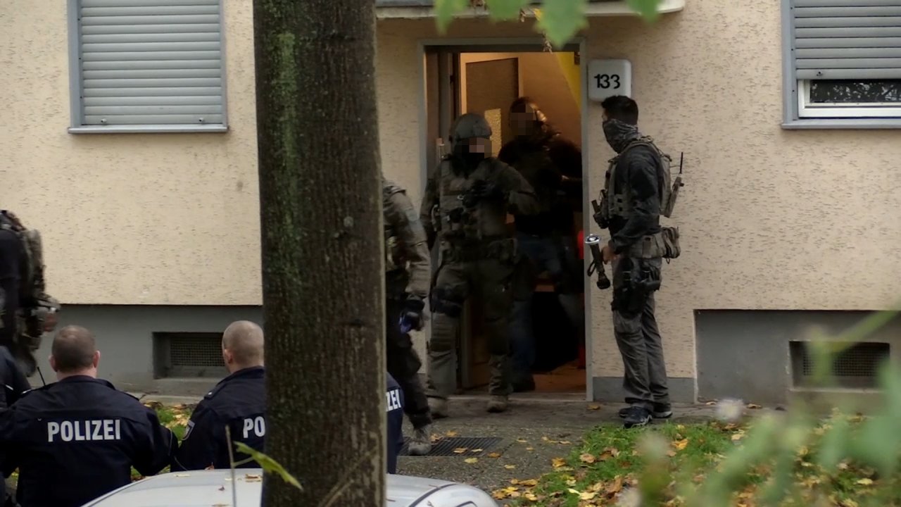 Mülheim Libanesin zieht Messer bei Abschiebung SEKEinsatz