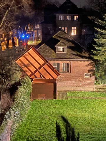 In Mülheim fegte der Sturm das komplette Dach einer Hütte weg.