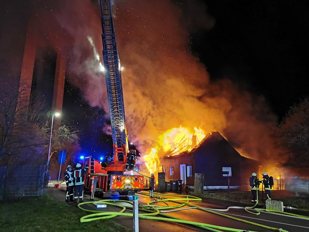 Mülheim: Wohnhaus brennt lichterloh - zwei Menschen schwerverletzt