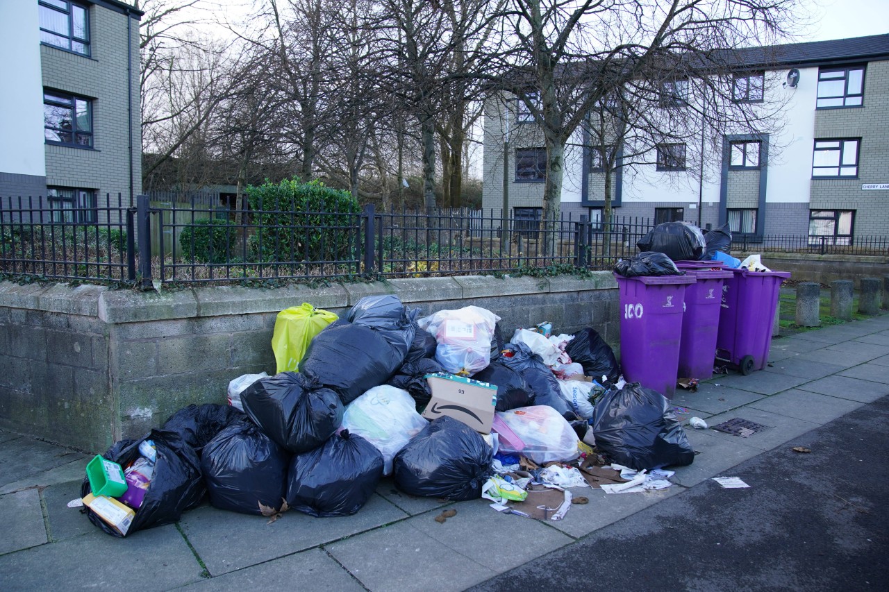 Müllberg auf einer Straße in Liverpool: Covid-bedingte Personalengpässe sorgen für Probleme bei der Müllentsorgung. 