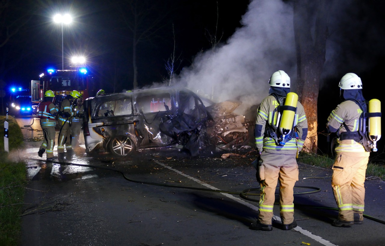 NRW: In Siegburg sind zwei Jugendliche nach einem Unfall im Auto verbrannt.