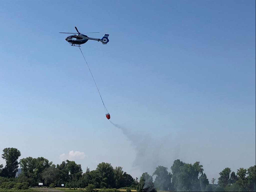 NRW: Polizei-Helikopter mit „Bambi Bucket“ im Einsatz. Diesen Anblick werden die Anwohner rund um Düsseldorf nun öfter sehen.