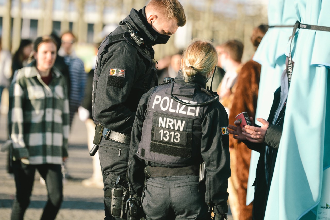In NRW musste die Polizei am Wochenende mehrere Platzverweise erteilen. (Archivbild) 