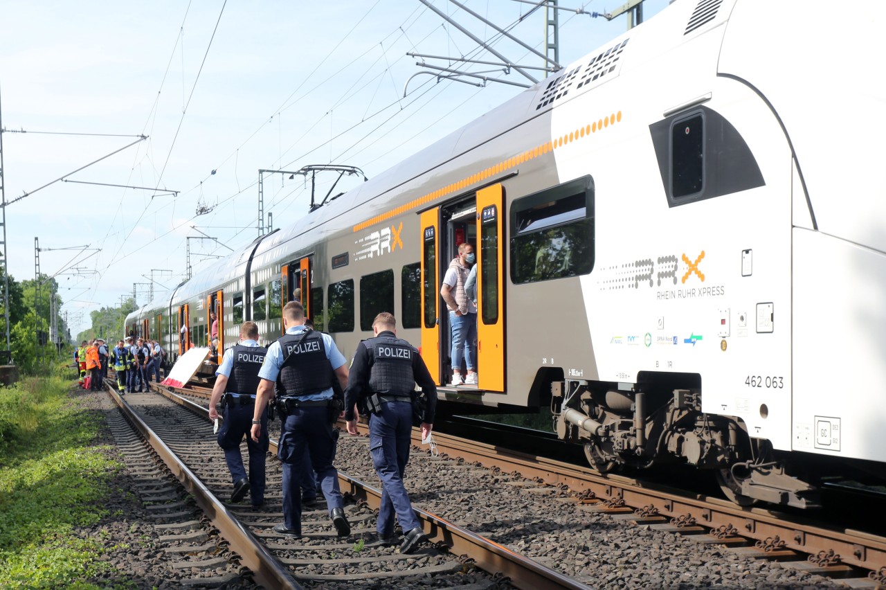 In NRW hat ein Mann in einer Regionalbahn wahllos auf Menschen eingestochen. Ein Polizist, der zufällig an Bord war, konnte den Angreifer stoppen. 