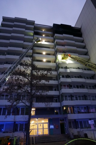 Das Feuer brach im zehnten Stock dieses Hochhauses in Ratingen (NRW) aus.