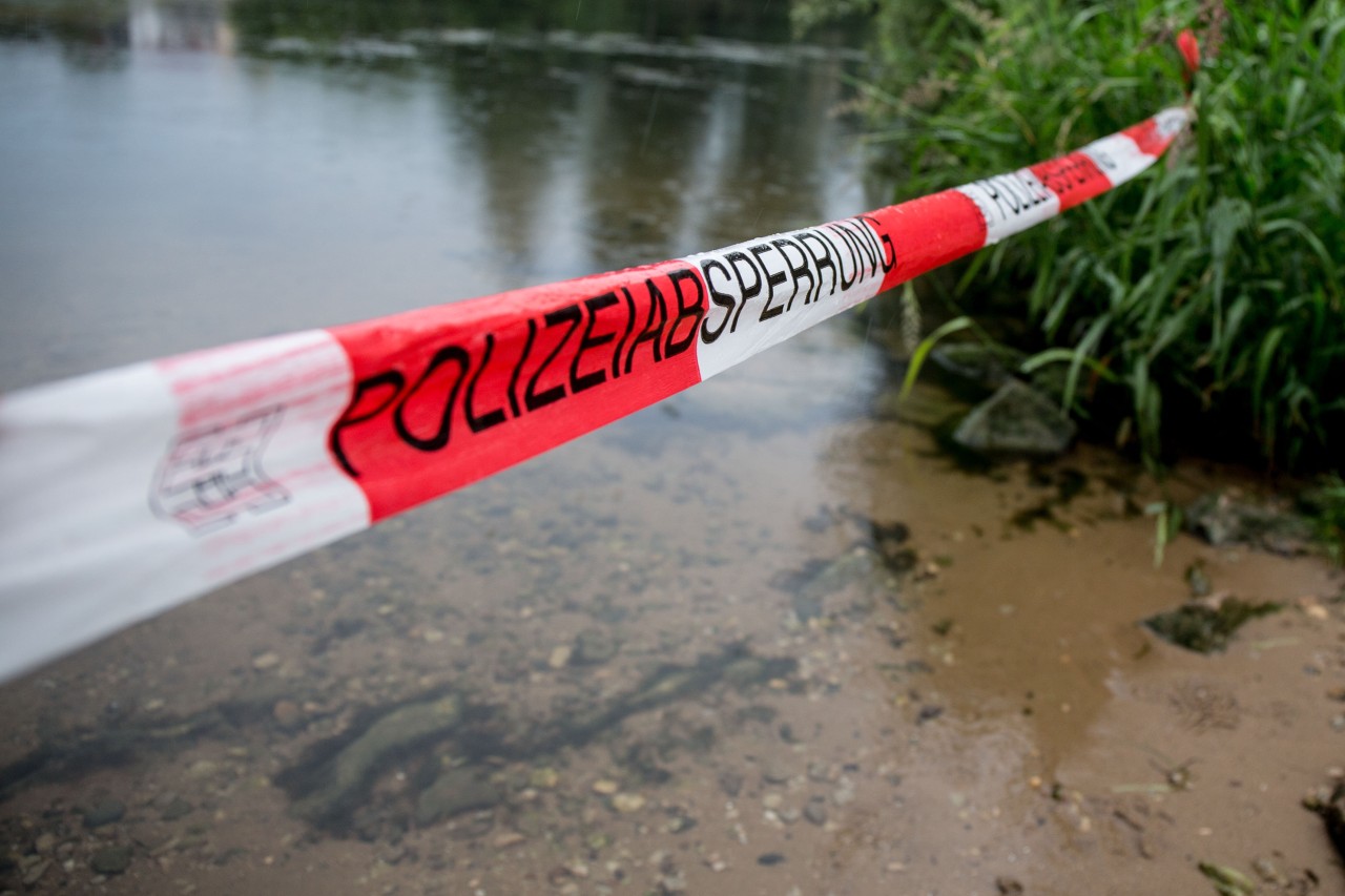 NRW: Ein Angler entdeckte an der Ruhr in Arnsberg eine Leiche. (Symbolbild)