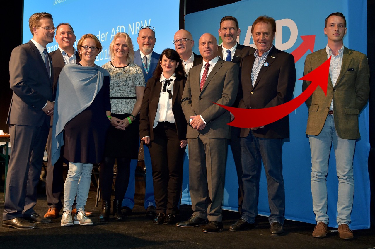 Steht ganz rechts auf dem Gruppenfoto beim 17. Landesparteitag der AfD-NRW am 05.10.2019: Matthias Helferich. 