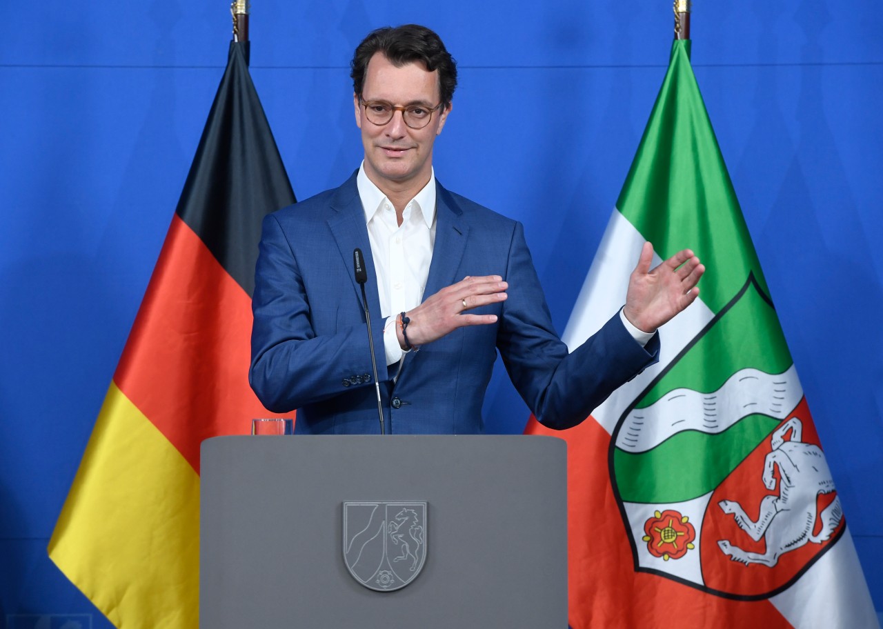 NRW-Wahl 2022: Hendrik Wüst hat einen Einblick in sein Büro gewährt – und der gerät unfreiwillig komisch. (Archivfoto)