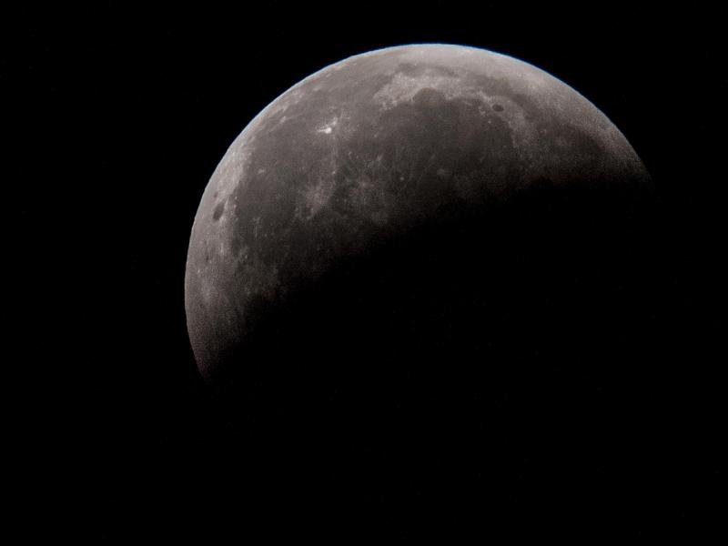 Nach der totalen Verdunklung wird der Mond wieder sichtbar. Herausragendes astronomisches Ereignis ist in diesem Mai zweifelsohne eine totale Mondfinsternis.