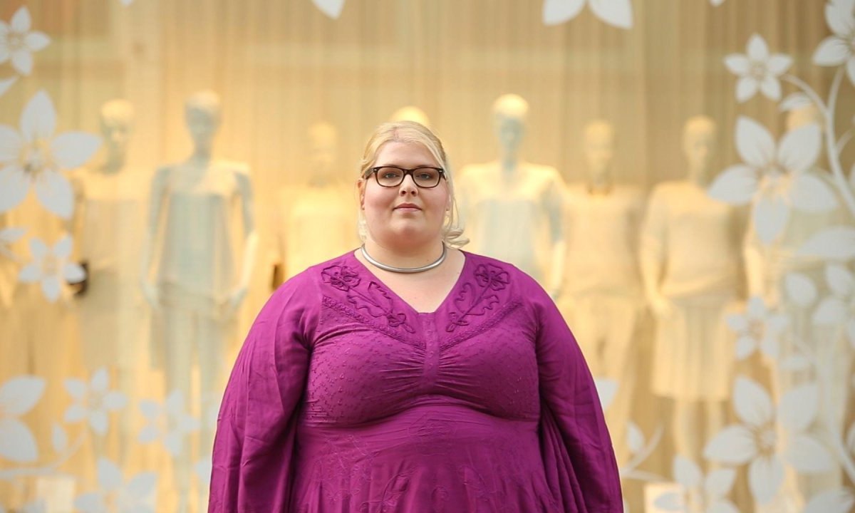 Nicole Jäger vor Schaufensterpuppen.jpg