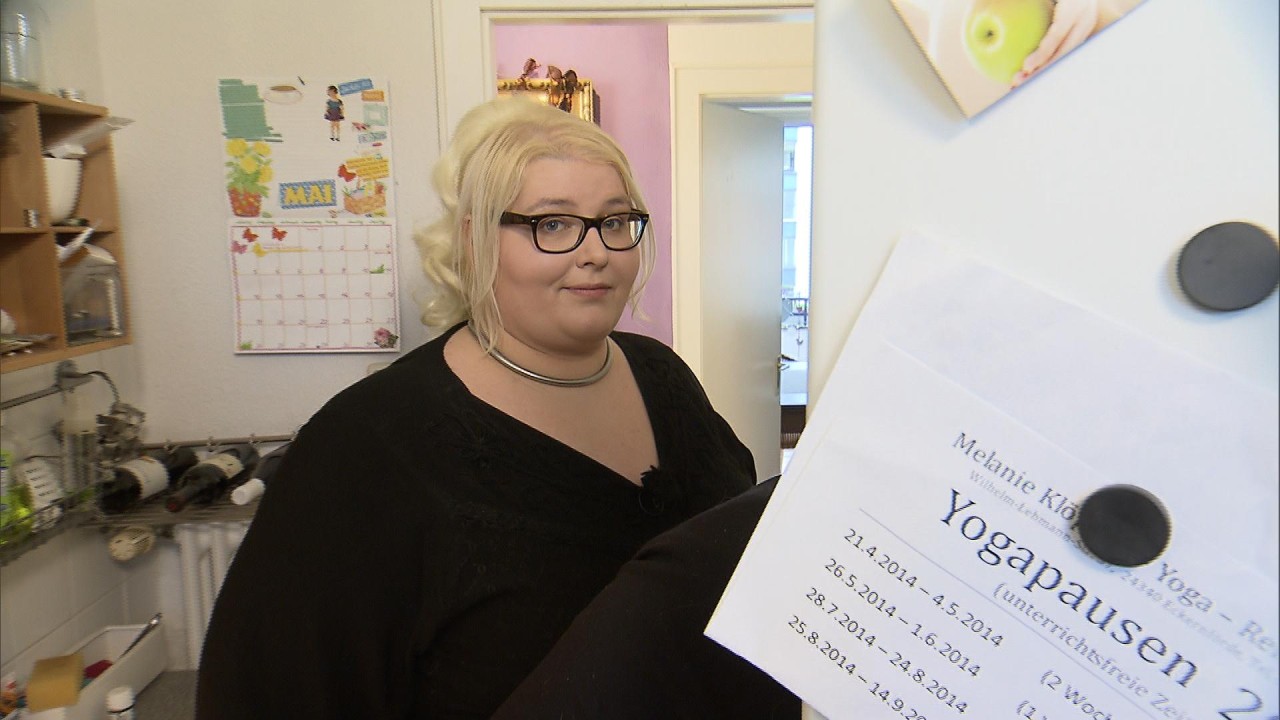 Nicole Jäger vor ihrem Kühlschrank.