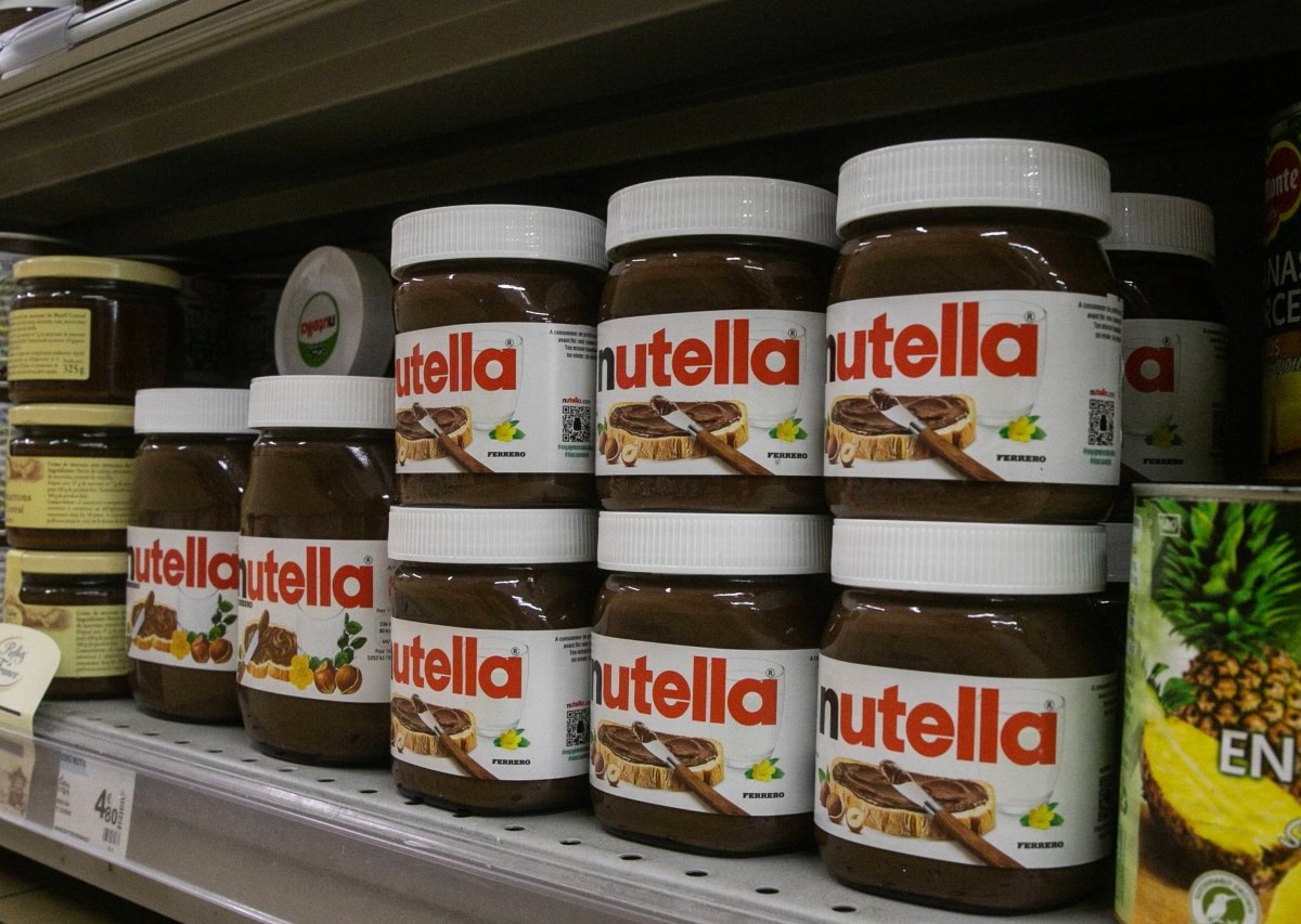 NutellagläserineinemRegal.