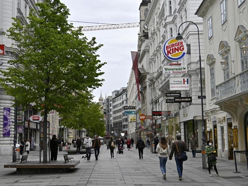 Österreich verzichtet in den Sommermonaten auf eine Maskenpflicht in Supermärkten und öffentlichen Verkehrsmitteln.