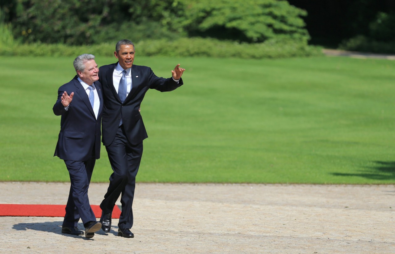 Zwei Präsidenten, Arm in Arm: Bundespräsident Joachim Gauck (li.) hat am Mittwoch US-Präsident Barack Obama mit militärischen Ehren in Berlin empfangen.
