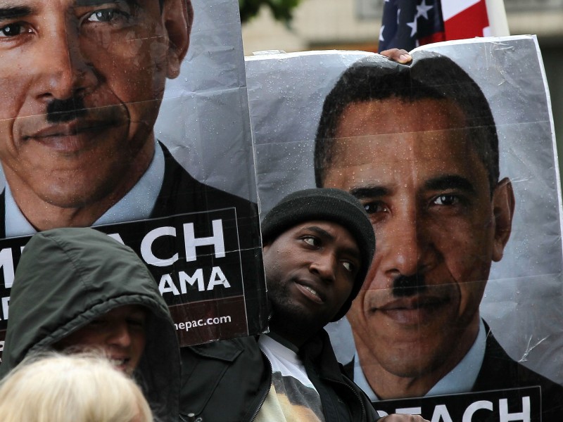Bilder, über die sich Obama ärgert: Ein Anhänger der konservativen Tea-Party-Bewegung hält in San Francisco im Mai 2010 bei Protesten ein Plakat, das Obama mit einem Hitler-Bart zeigt.