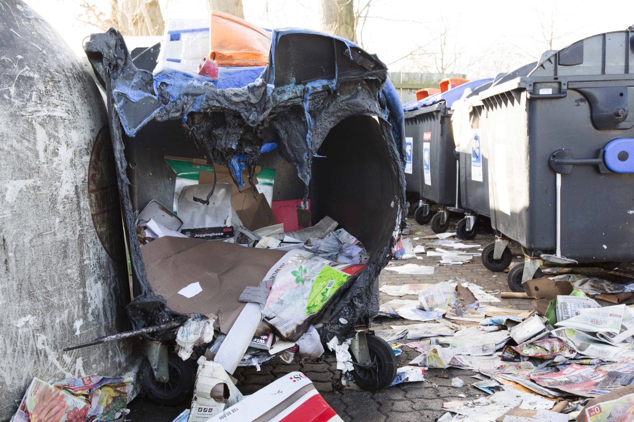 In Oberhausen fielen mehrere Papier-Mülltonnen dem Brandstifter zum Opfer. (Archivbild)