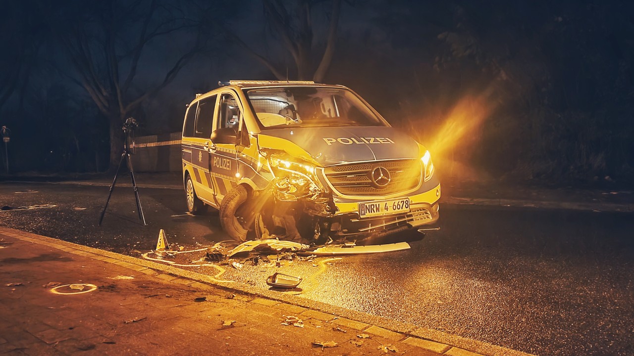Dieser Streifenwagen ist vom Audi-Rambo in Oberhausen gerammt worden.