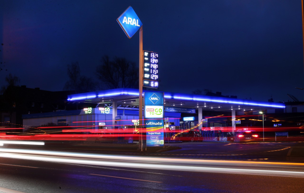 Die Polizei Oberhausen sucht nach einem Sexualstraftäter, der Tankstellen-Mitarbeiterinnen belästigt. (Symbolbild)