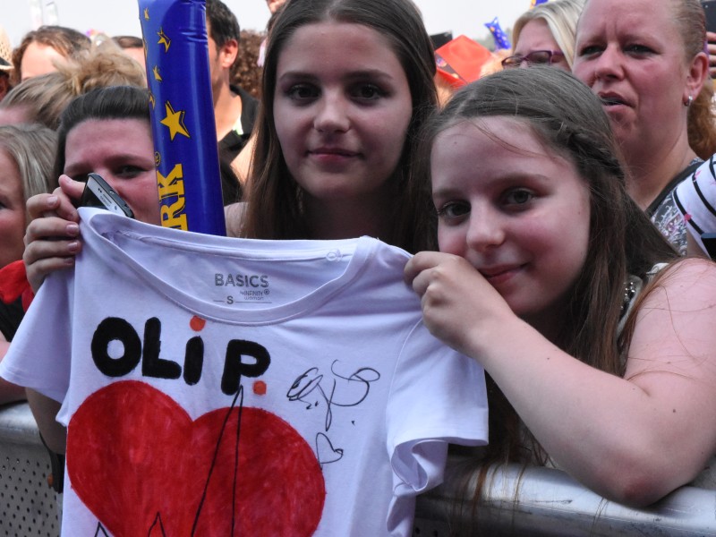 Gina und Mandy aus Duisburg hatten extra ein T-Shirt für Oli P. gestaltet.