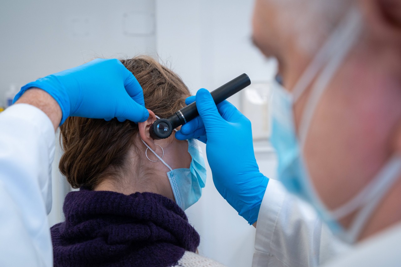 Wissenschaft: Bei einer Untersuchung machte ein Arzt eine kuriose Entdeckung im Ohr einer Frau. (Symbolbild)