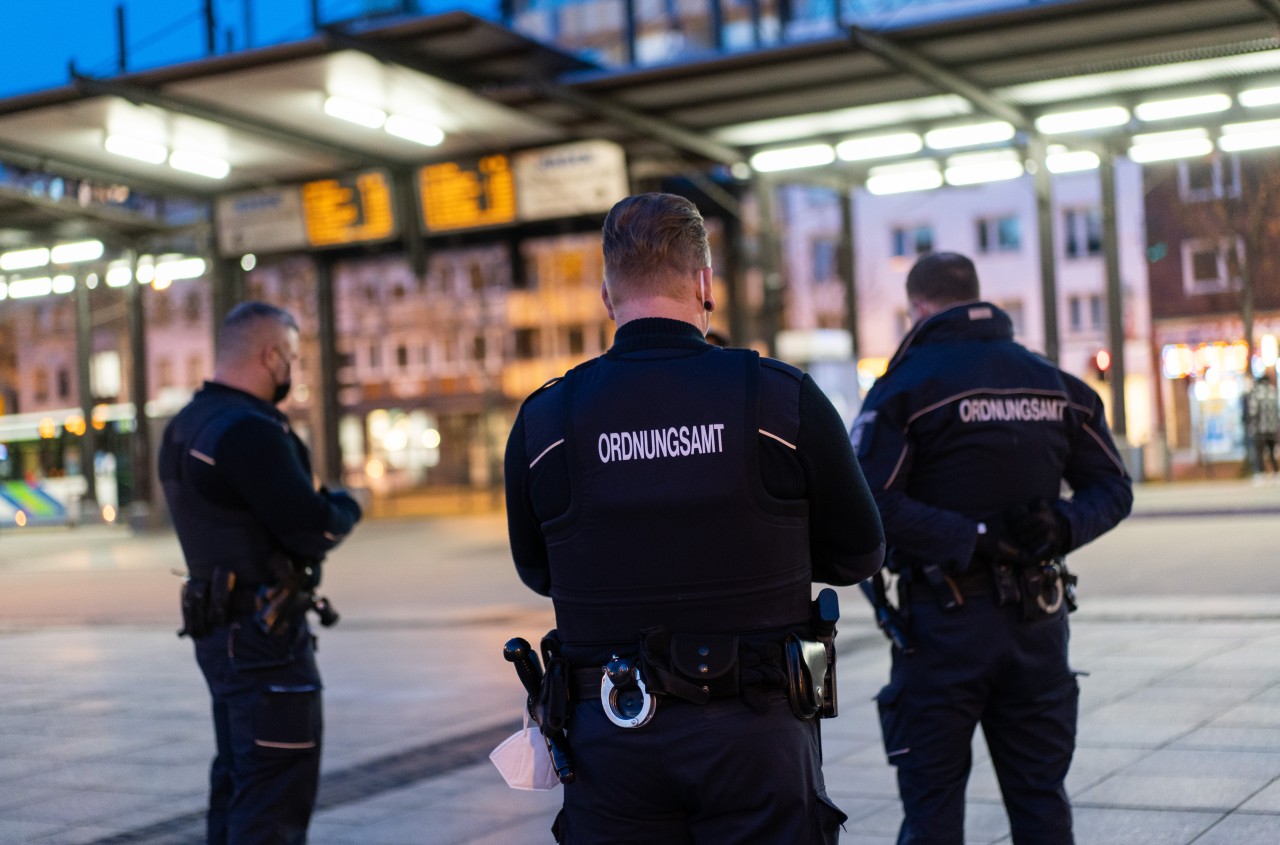 Ordnungsamt und Polizei werden die Einhaltung der Ausgangssperre kontrollieren. (Symbolbild)