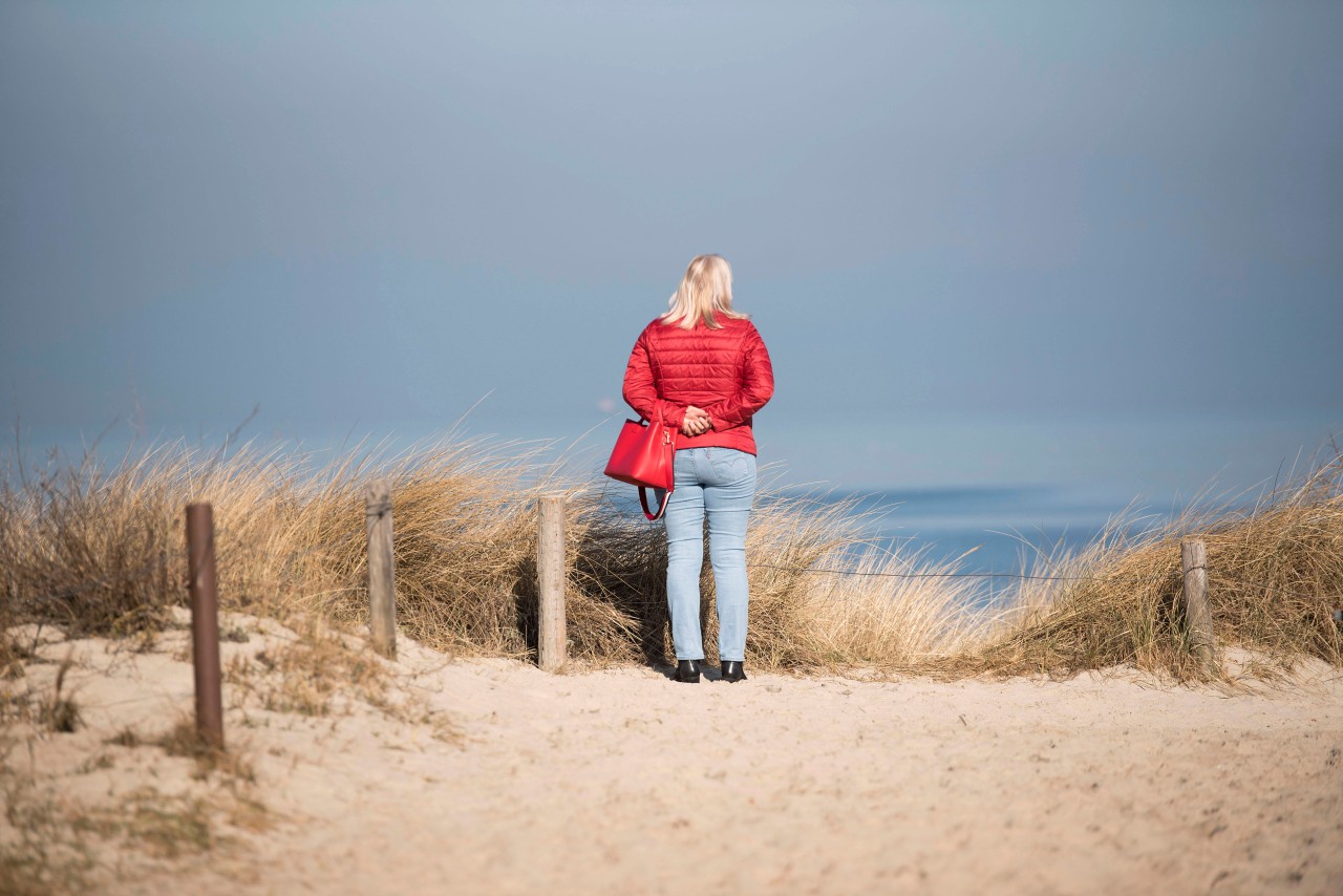 Beim Urlaub an der Ostsee verliert eine Frau am Strand einen wertvollen Gegenstand. (Symbolbild)