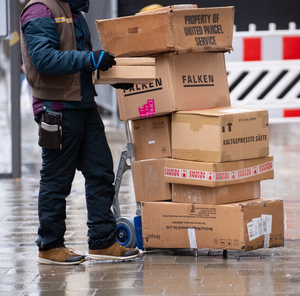 Teilweise müssen Pakete mit der Sackkarre gebracht werden, da sie zu schwer sind. (Symbolbild)