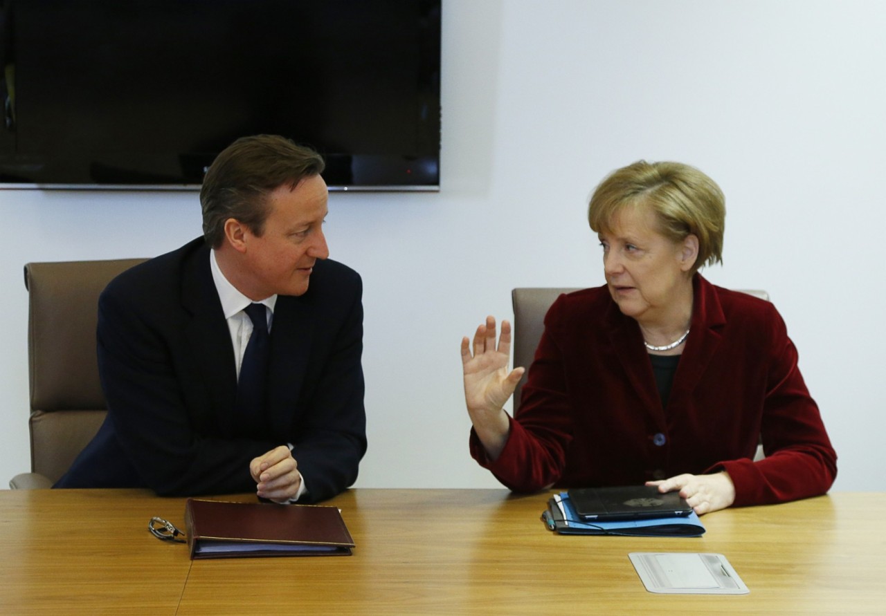 Angela Merkel hat sich beim EU-Sondergipfel mit Englands Premierminister David Cameron über die Krim-Krise ausgetauscht.