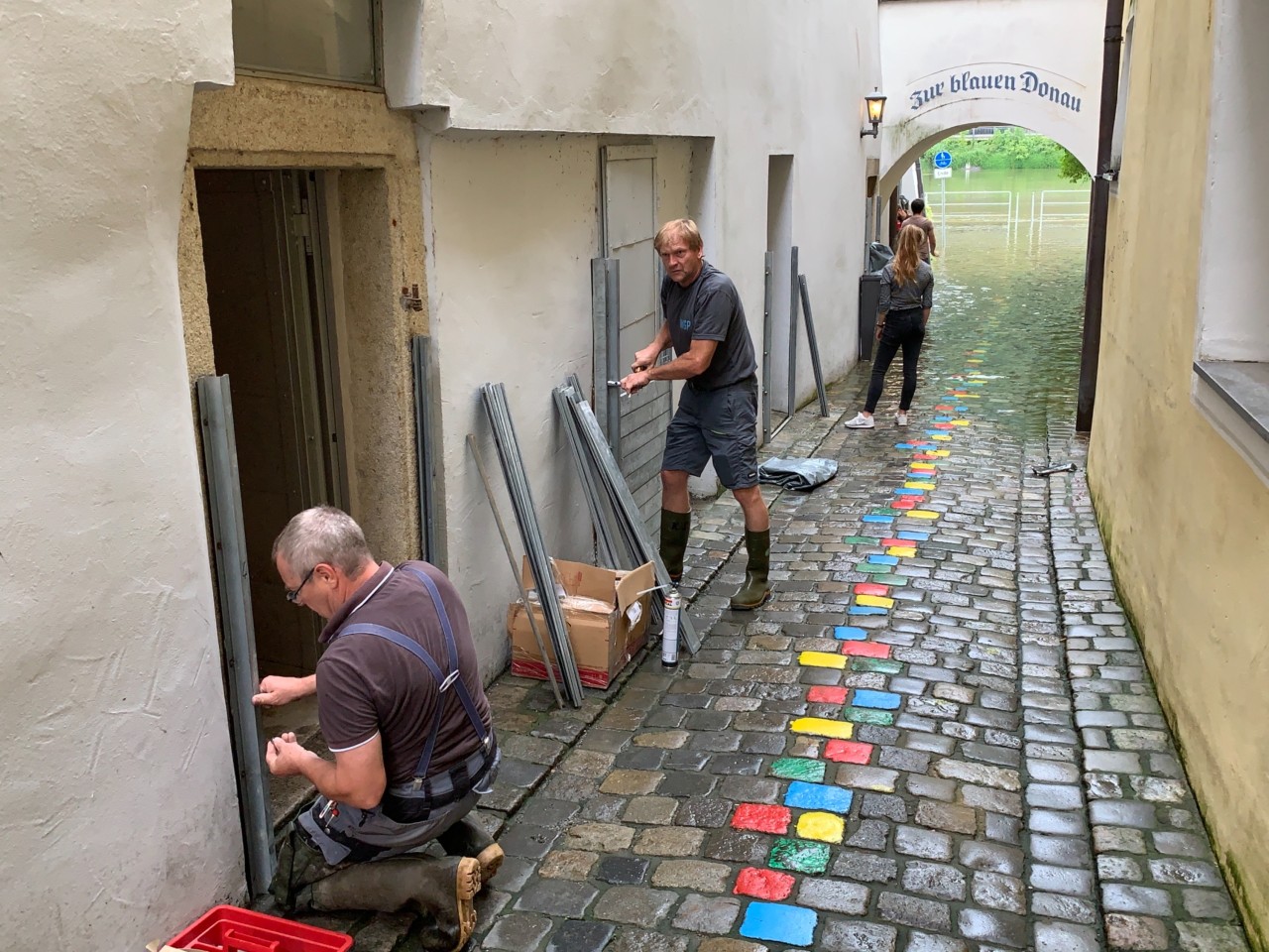 Sorge auch in Passau: Anwohner sichern ihre Häuser vor dem drohenden Hochwasser. In Passau steigen die Wasserstände der Flüsse stündlich weiter an.