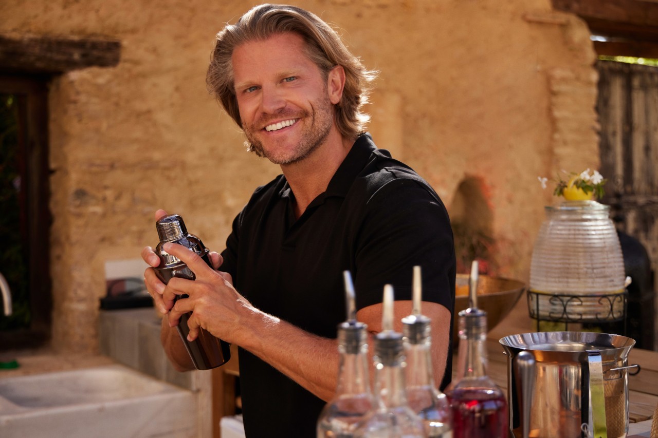 Paul Janke als „Bachelor in Paradise“-Barkeeper.