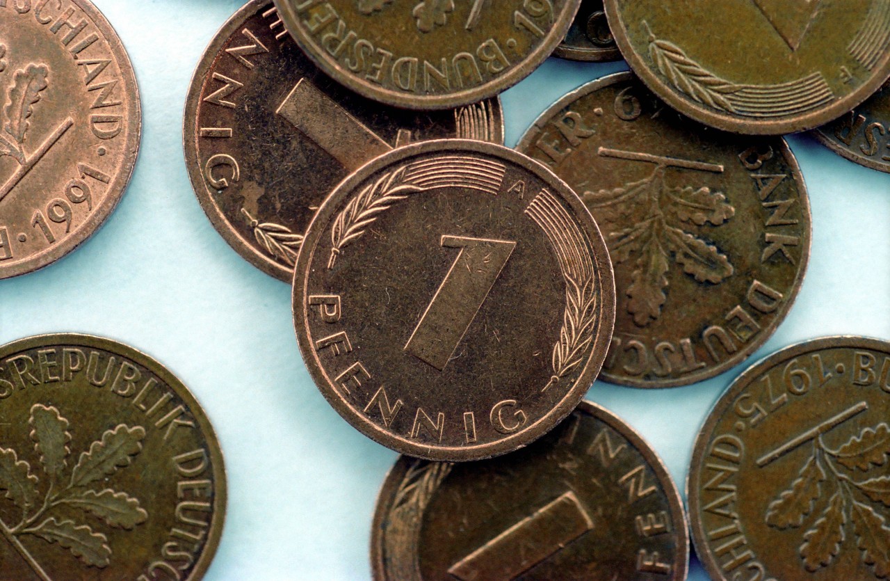 Euro: Hast du noch alte Pfennig-Münzen? Dann solltest du nochmal genau hinsehen. (Symbolbild) 