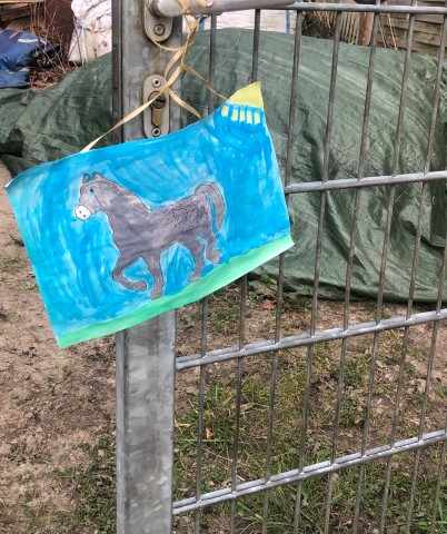 Ein Kind versuchte die Pferde-Besitzerin nach dem schrecklichen Vorfall mit diesem Bild zu trösten.
