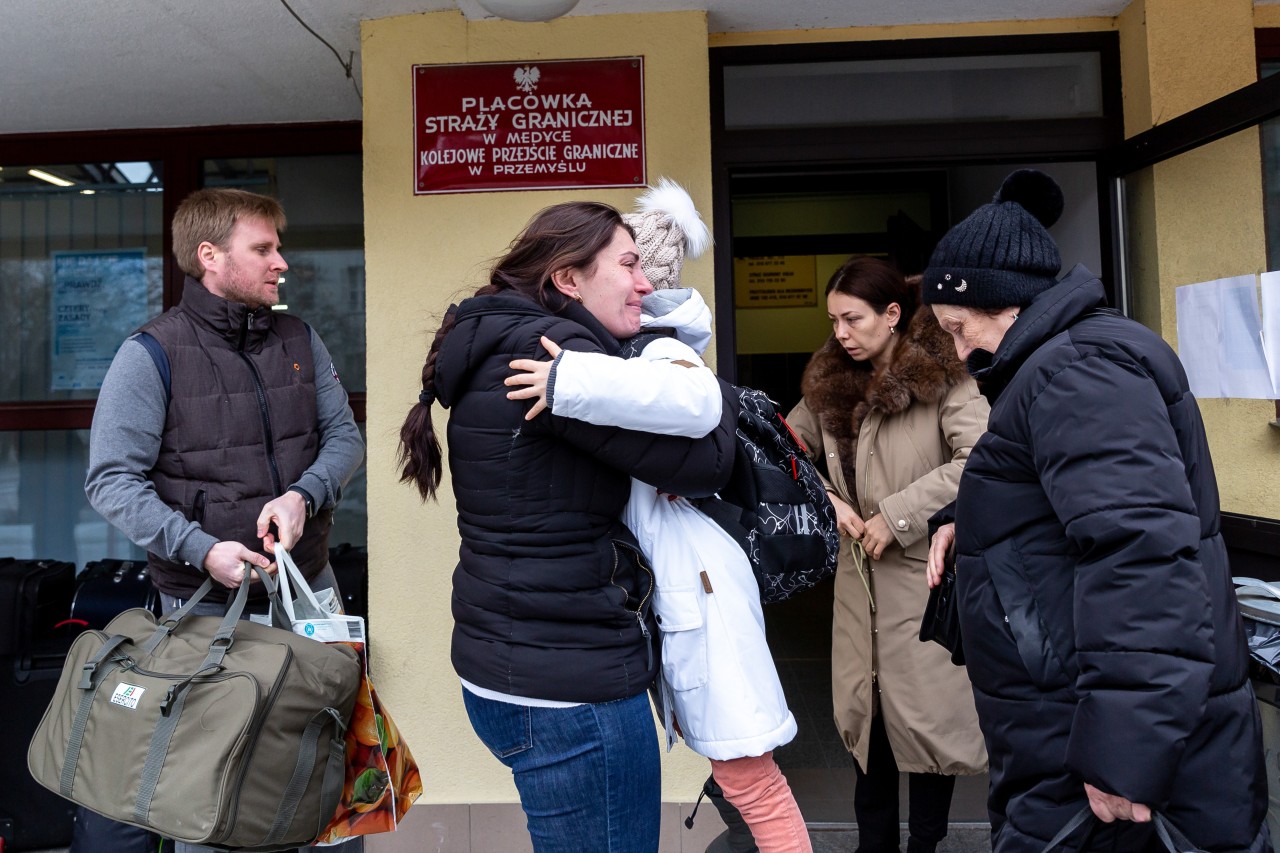 Emotionen am Grenzübergang: Gegenüber ukrainischen Flüchtlingen zeigt Polen eine enorme Hilfsbereitschaft. Anders soll es, zumindest zunächst, bei afrikanischstämmigen Flüchtlingen aus der Ukraine ausgesehen haben. 