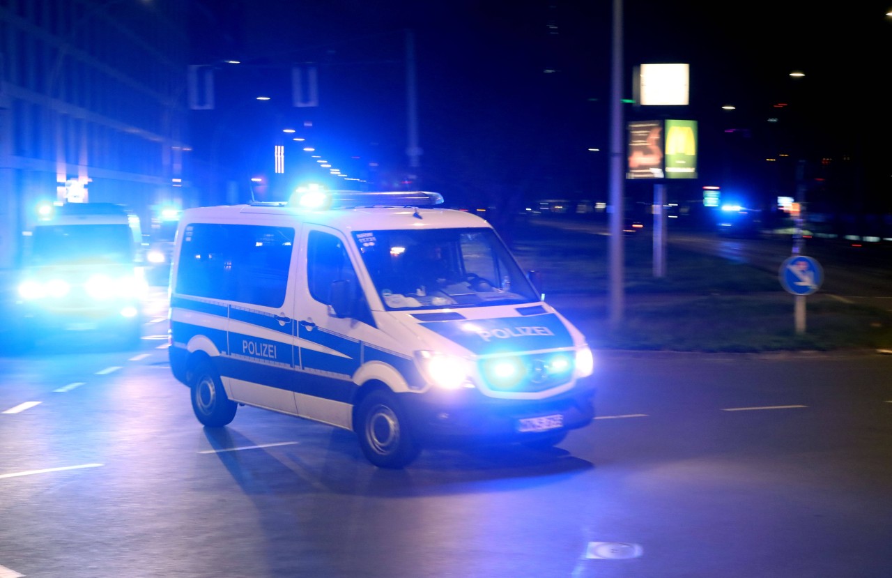 Bei der Überprüfung mutmaßlicher Täter wurden Polizeibeamte in Gelsenkirchen von zwei Unbeteiligten gestört. (Symbolbild)
