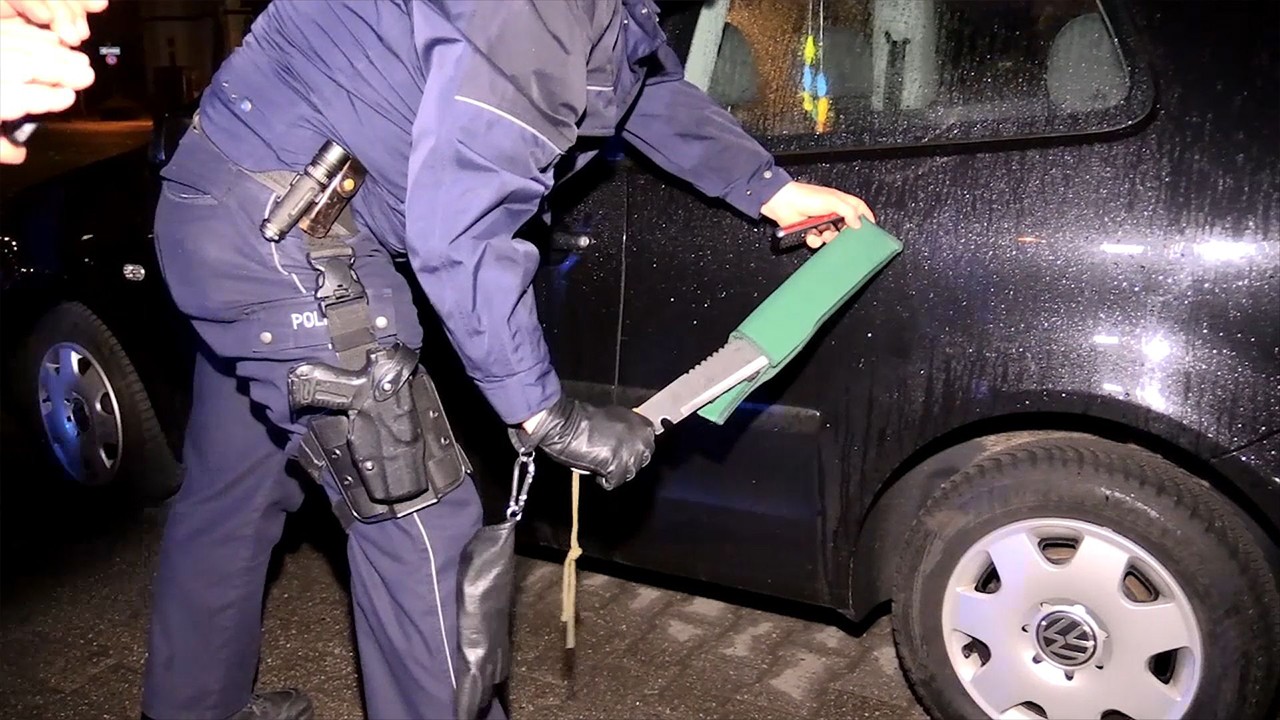 Die Polizei fand eine Machete unter einem Auto.