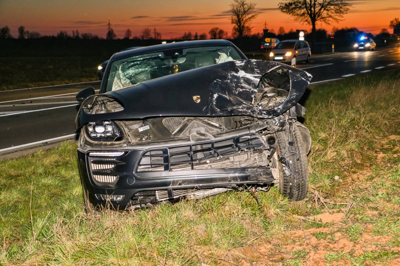 A1: Ein 24-jähriger Porsche-Fahrer baut einen schlimmen Unfall. (Symbolbild) 