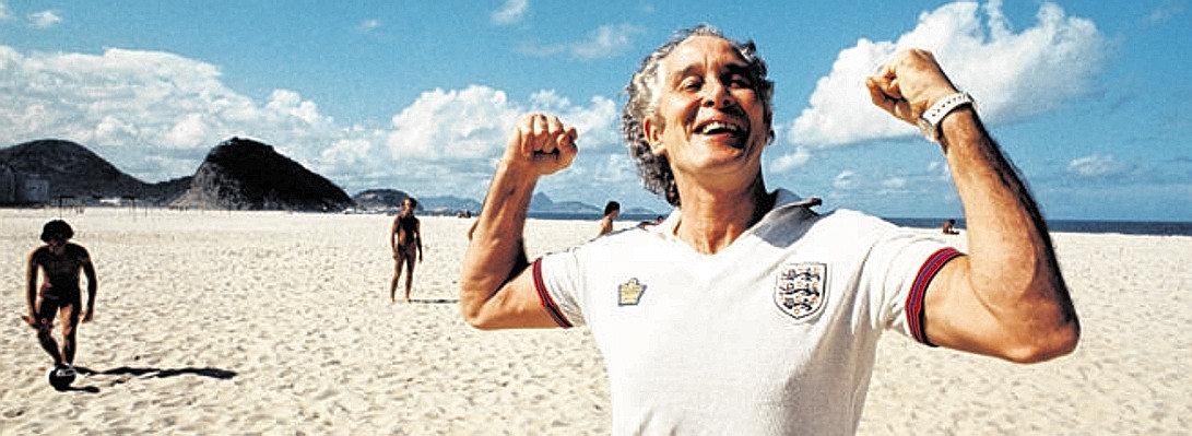 Im Juni 1977 zeigt sich Ronnie Biggs an der Copacabana in Brasilien. Das Land hat kein Auslieferungsabkommen mit Großbritannien. (Foto: Getty)