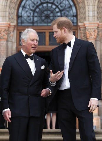 Prinz Harry (r.) soll noch vor seiner Abreise mit seinem Vater (l.) spazieren gehen. (Archivbild)