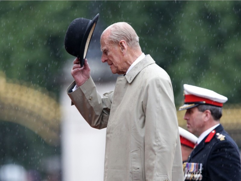 Am 9. April 2021 gibt das britische Königshaus eine tragische Nachricht bekannt: In den frühen Morgenstunden ist Prinz Philip im Alter von 99 Jahren friedlich in Windsor Castle eingeschlafen.