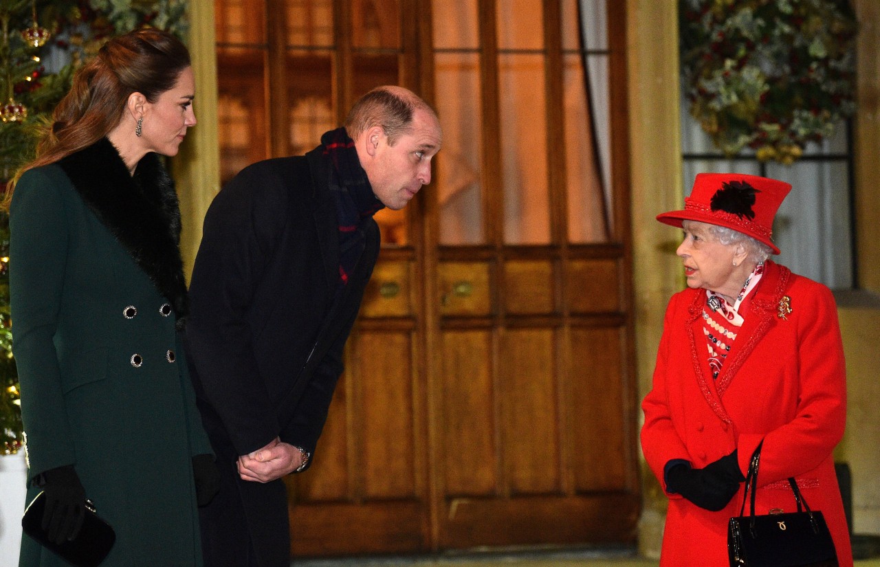 Prinz William und seine Großmutter Queen Elizabeth II. sind sich nicht immer einer Meinung, wie Aufnahmen der beiden zeigen.
