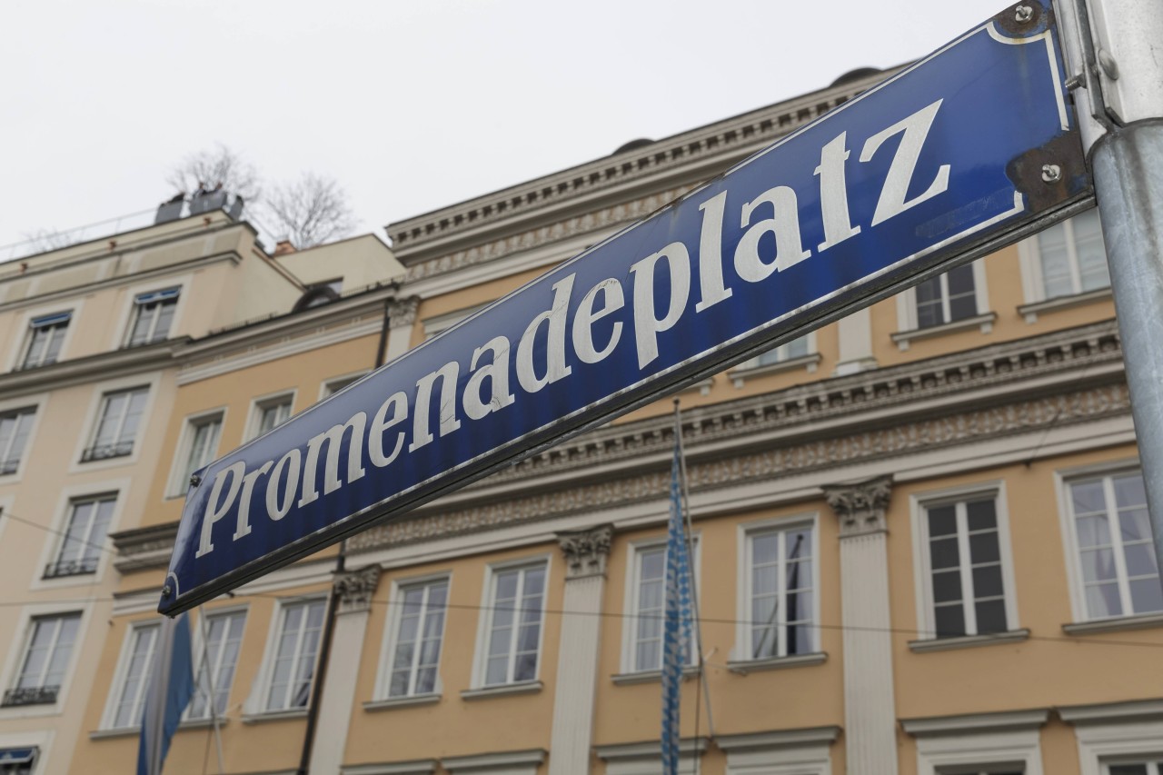 Der pompöse Automat steht in München am Promenadenplatz.