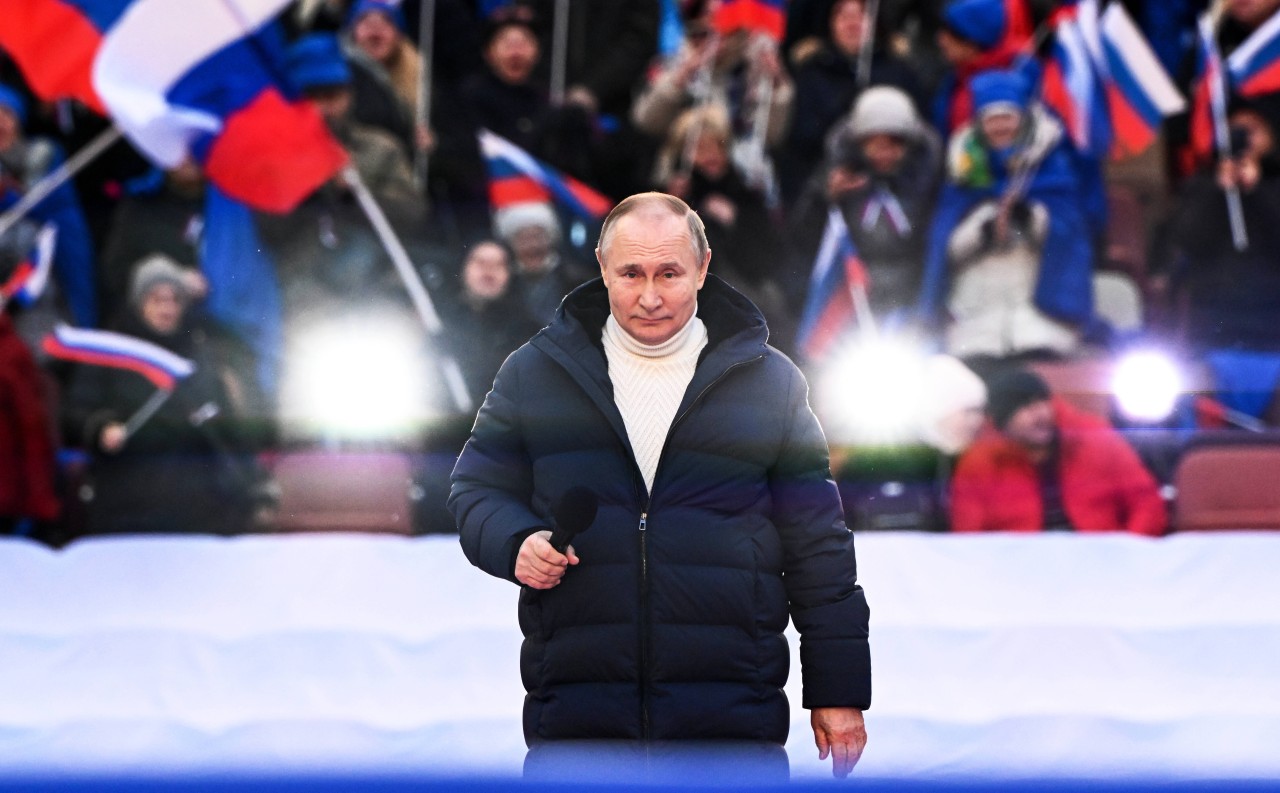 Wladimir Putin lässt sich frenetisch von seinen Fans feiern. So soll es den Anschein haben. 