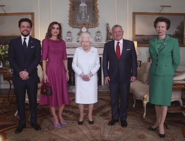 Was ist mit der Hand der Queen Elizabeth passiert?