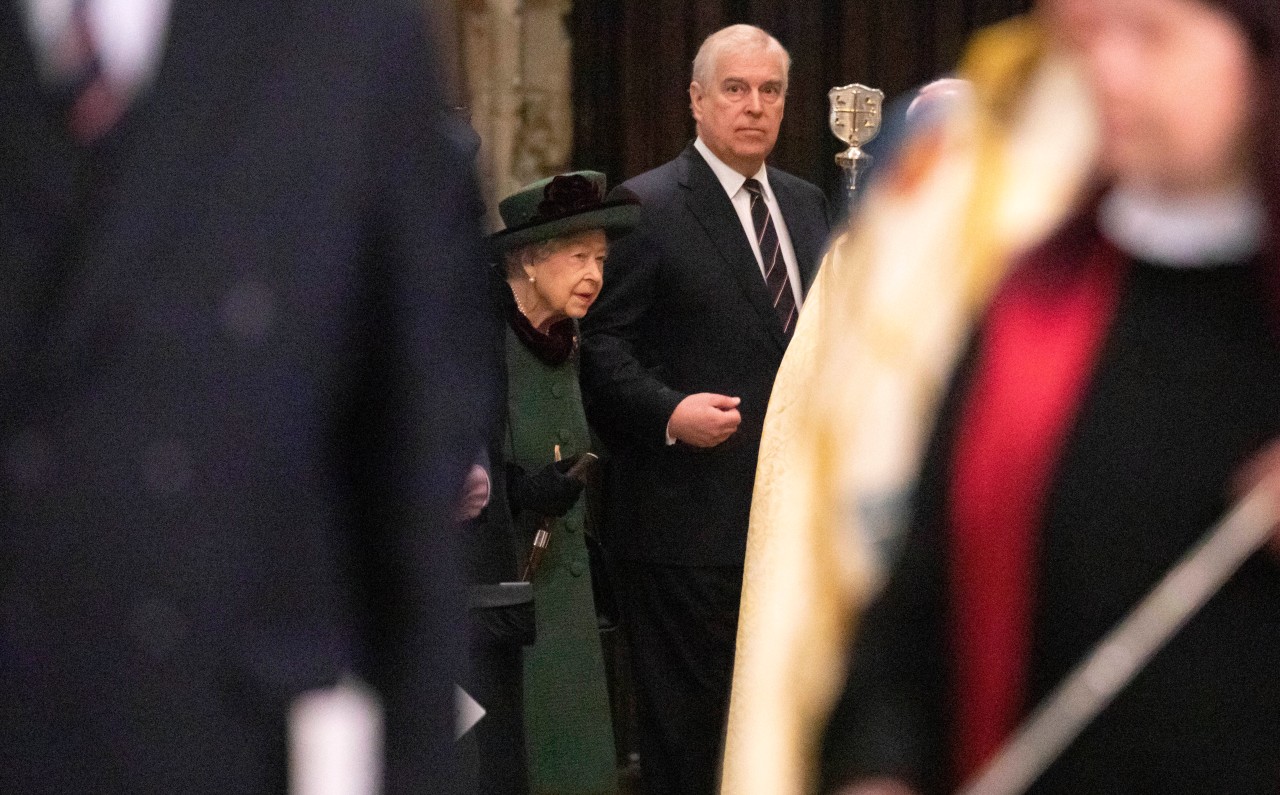 Queen Elizabeth II. tauchte bei der Gedenkfeier für Prinz Philip an der Seite von Prinz Andrew auf.